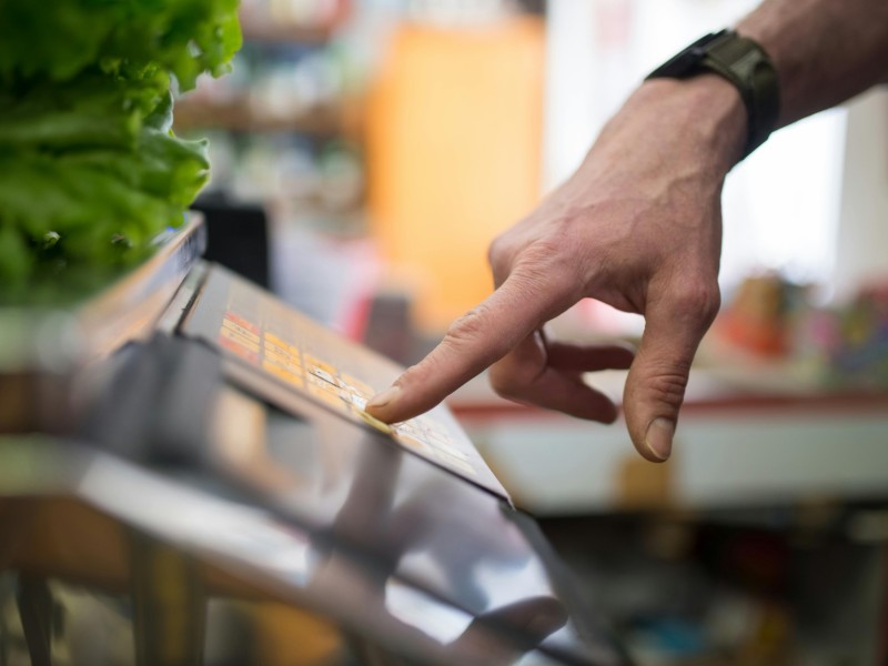 Abwiegen von Lebensmitteln im Bioladen