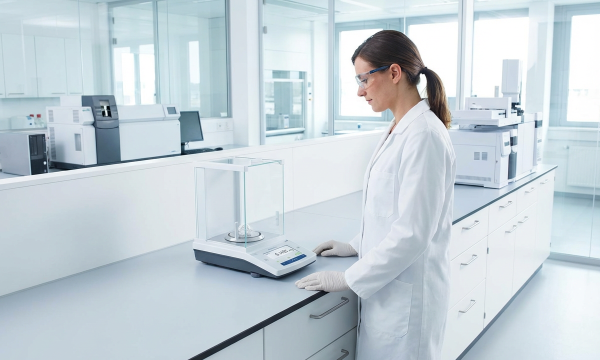 Ein Forschungslabor analysiert Proben mit einer hochpr&auml;zisen Laborwaage